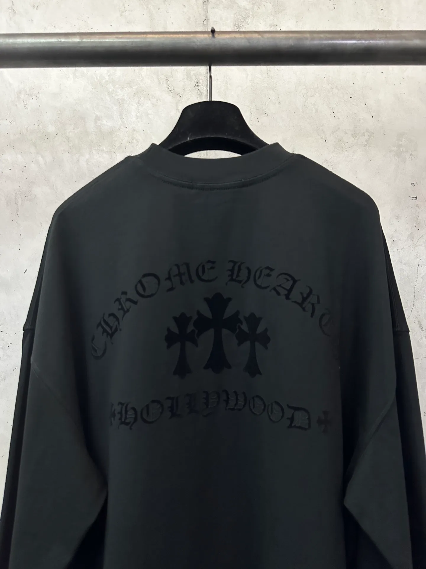 P300 Chrome Hearts 25ss flocked logo letter round neck long-sleeved T-shirt. Fabric is high-definition, super heavyweight cotton, double yarn compact Xinjiang cotton. Weight: 320 grams. Clean cloth surface. Clear cloth texture. Tight feel. Stiff. High color fastness. No deformation. No discoloration. Customized hardware. Thread. Accessories. Alignment. Same style for men and women. -Color: Black White -Size: XS S M L